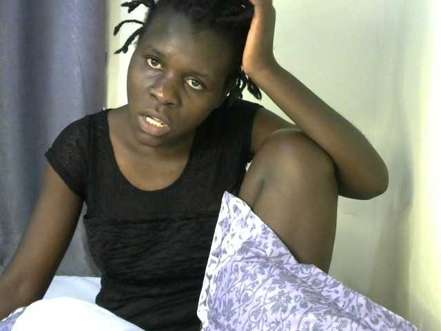 Queenbeea live cam on BongaCams