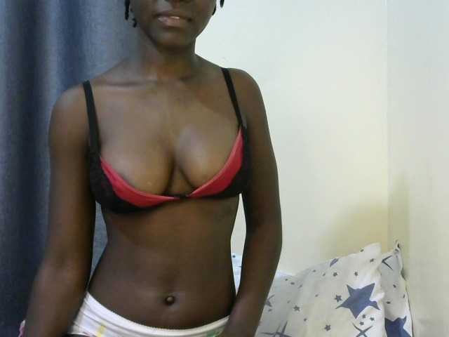 Queenbeea live cam on BongaCams