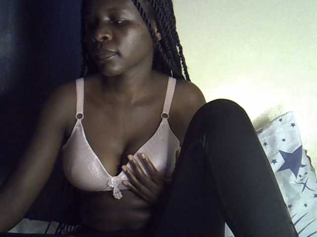 Queenbeea live cam on BongaCams