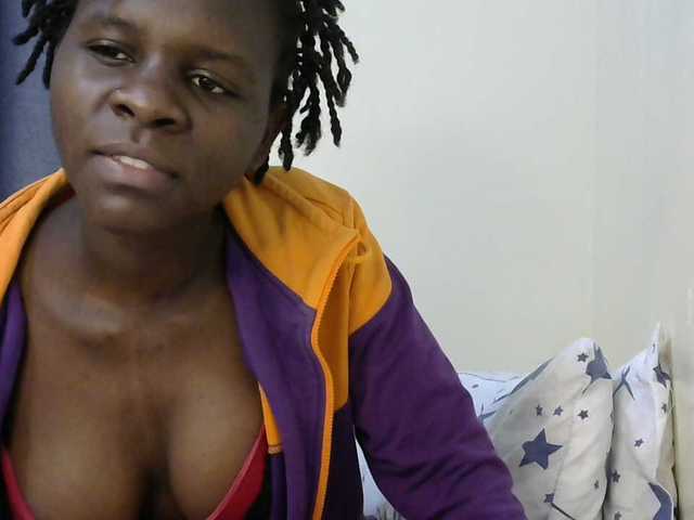 Queenbeea live cam on BongaCams