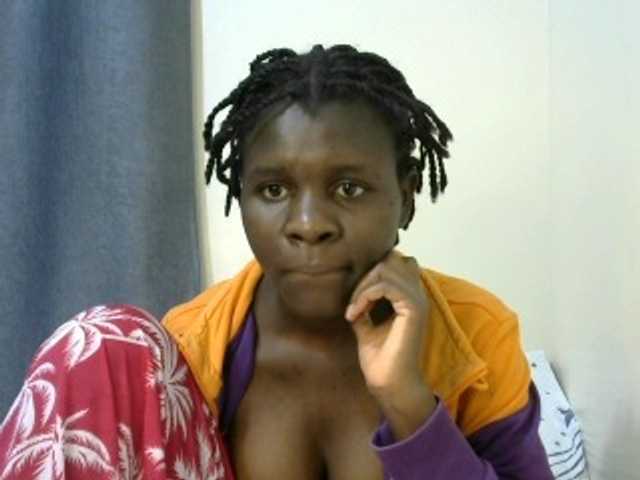 Queenbeea live cam on BongaCams