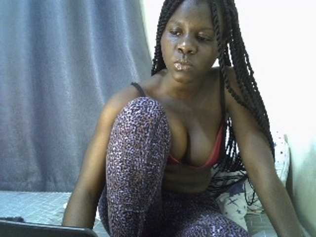 Queenbeea live cam on BongaCams