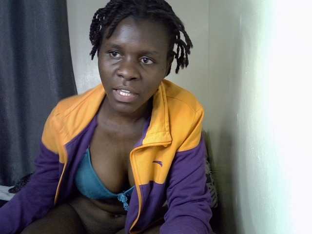 Queenbeea live cam on BongaCams