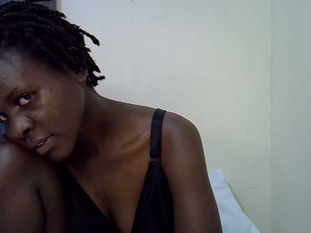 Queenbeea live cam on BongaCams