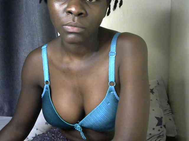 Queenbeea Live Webcam on BongaCams