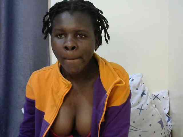 Queenbeea Live Webcam on BongaCams