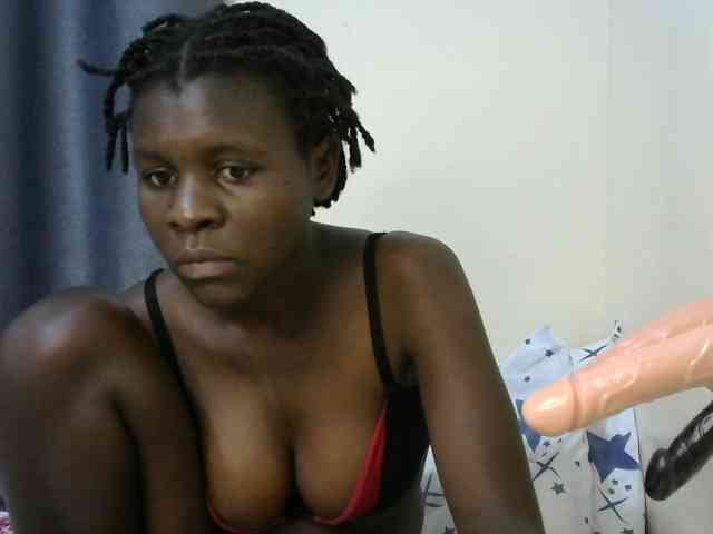Queenbeea's cam show statistics and live stream