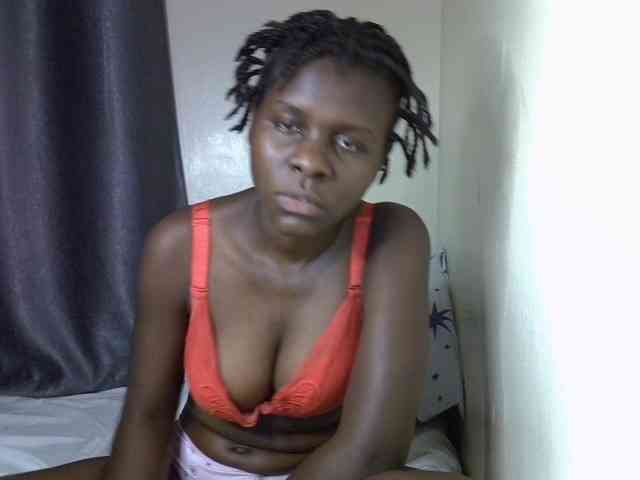 Queenbeea Live Webcam on BongaCams