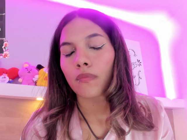 EmmaSanchez1 live cam on BongaCams