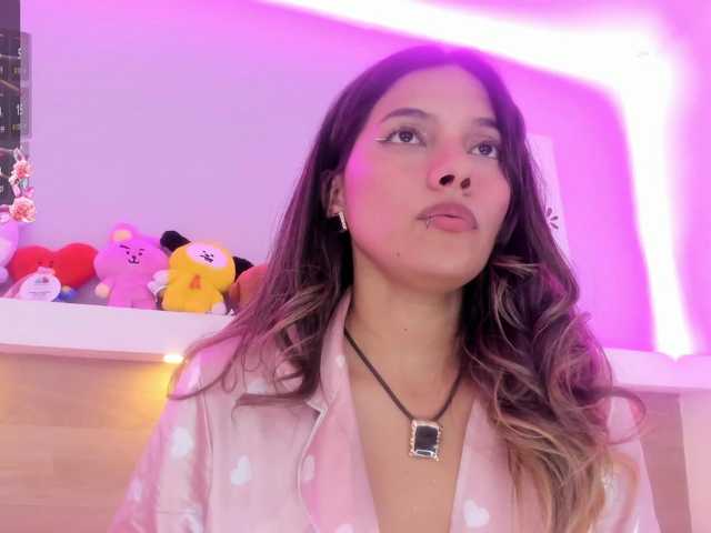 EmmaSanchez1 live cam on BongaCams
