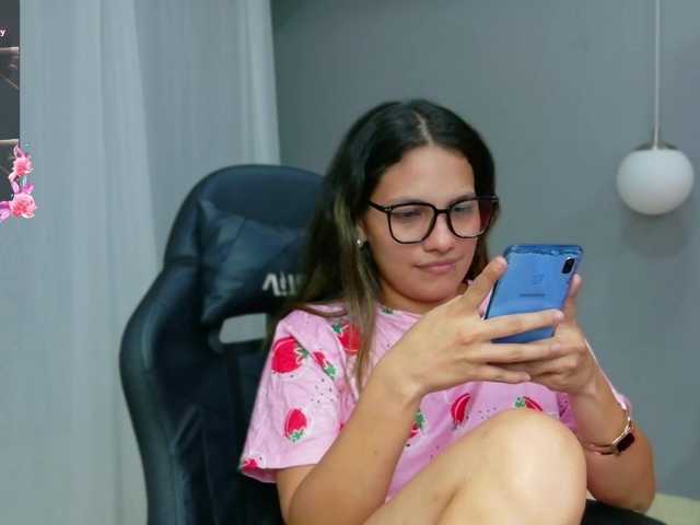 EmmaSanchez1 live cam on BongaCams