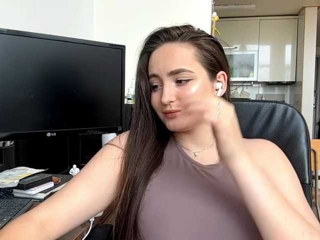 EmillyCarte chat room