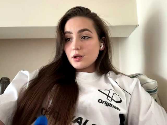  EmillyCarte chat room