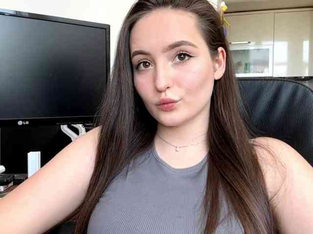 Эта модель сейчас онлайн. EmillyCarte