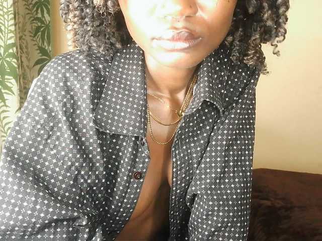 le modèle -Mirage est en webcam porno dans un show sur le site bongacams, il possède les tags suivants: Ebony,Brunette,Trimmed