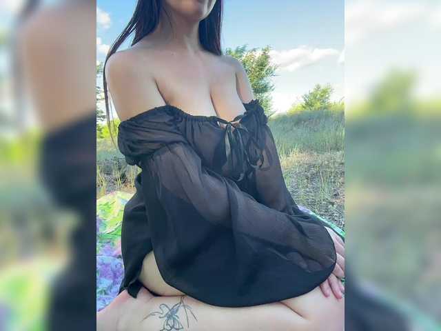 Viv-12 live cam on BongaCams