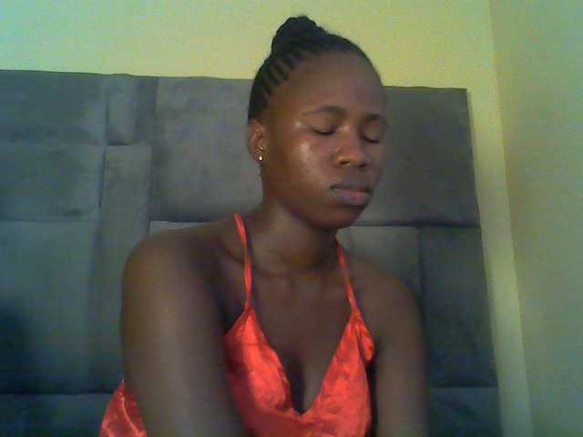le modèle Cuteebony16 est en webcam porno dans un show sur le site bongacams, il possède les tags suivants: Ebony,Brunette,Trimmed