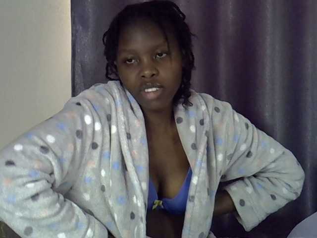 Chat with Comfort2a live cam