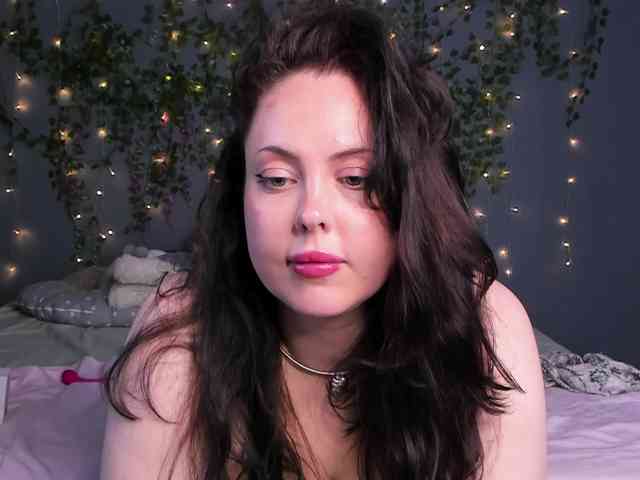 HottyAlba webcam