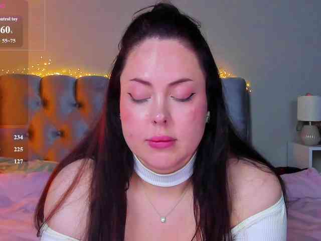 HottyAlba webcam