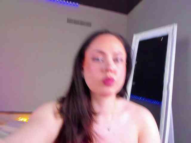HottyAlba webcam