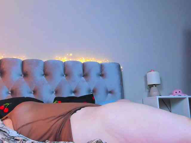 HottyAlba webcam