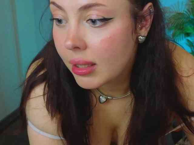 HottyAlba webcam