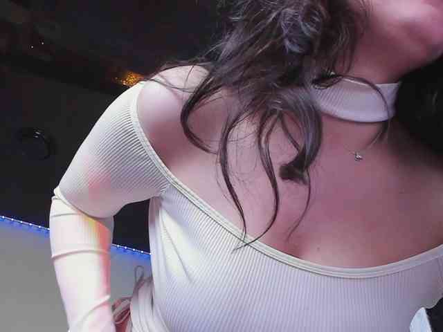 HottyAlba webcam