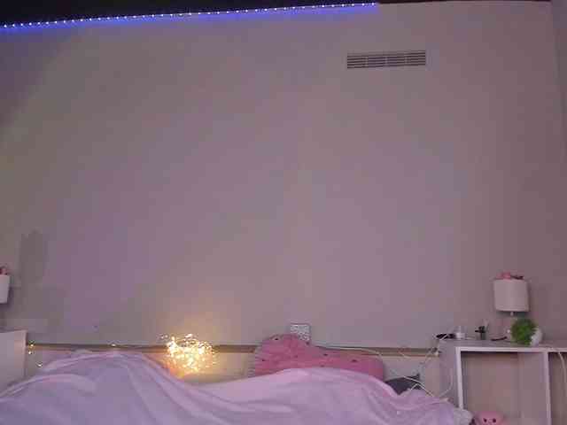 HottyAlba webcam