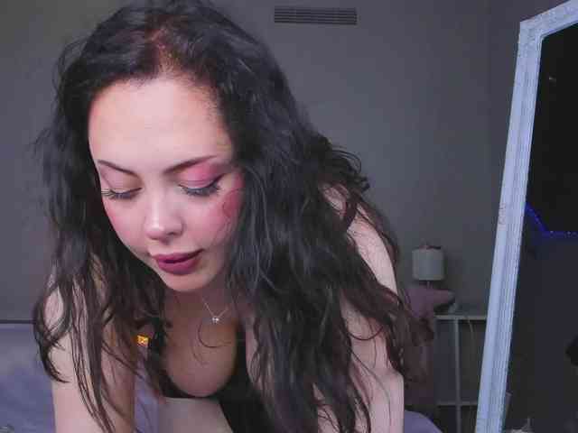 HottyAlba webcam