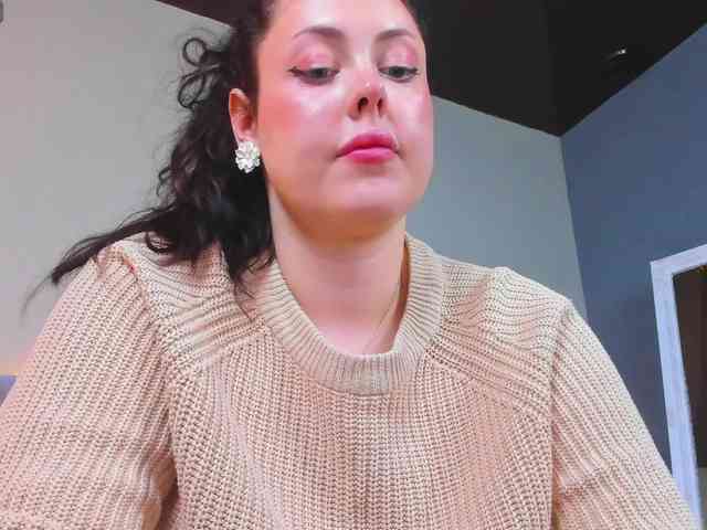 HottyAlba webcam