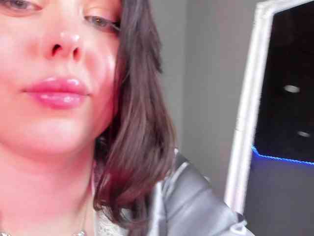 HottyAlba webcam