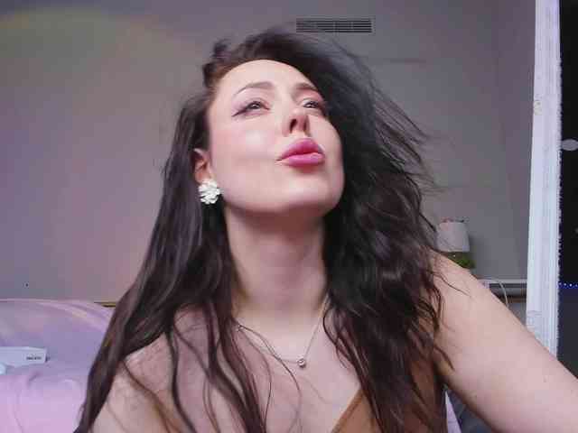 HottyAlba webcam