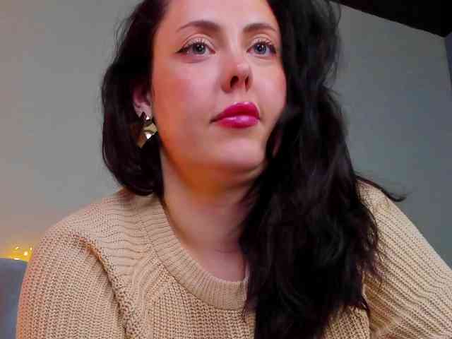 HottyAlba webcam