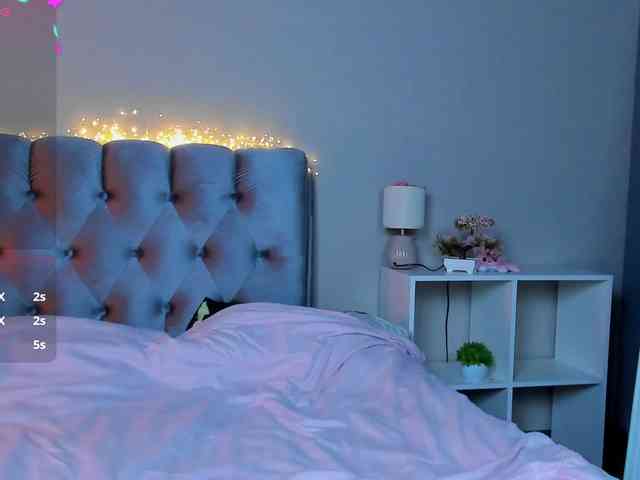 HottyAlba webcam