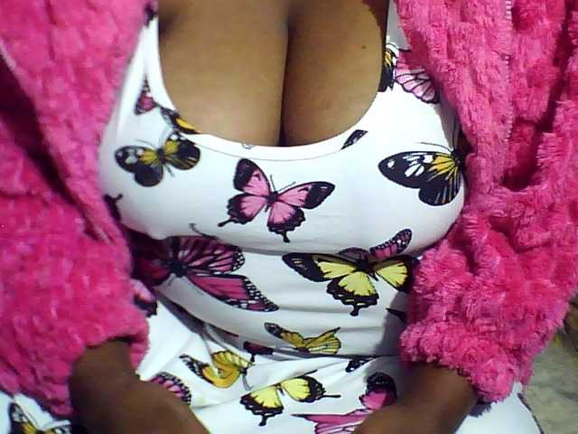 Kisshot2 live cam on BongaCams