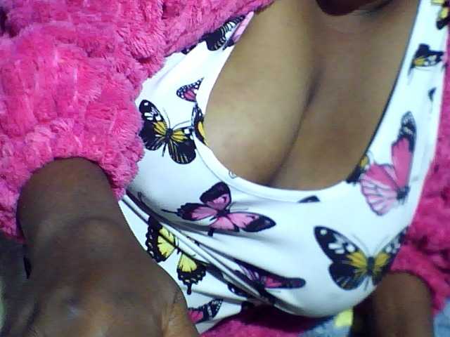 Kisshot2 live cam on BongaCams
