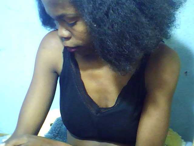 le modèle Kisshot2 est en webcam porno dans un show sur le site bongacams, il possède les tags suivants: Ebony,Brunette,Trimmed