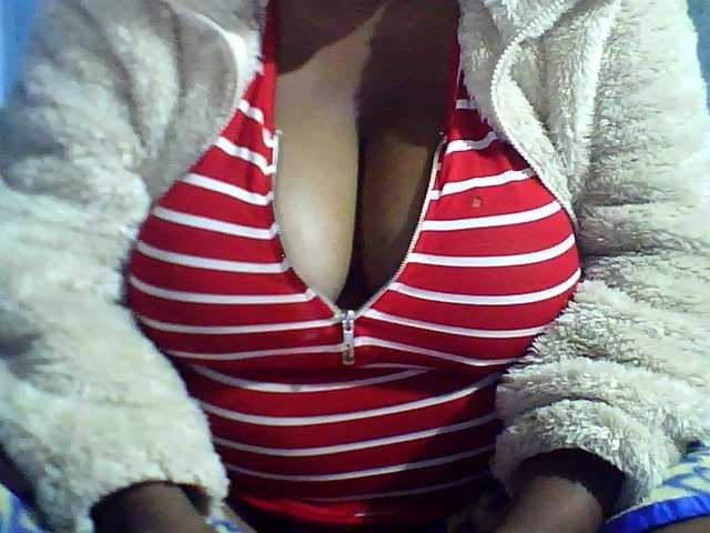 Kisshot2 live cam on BongaCams