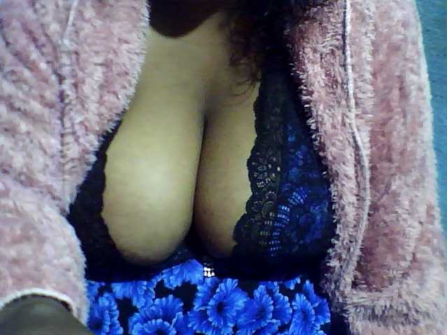 Kisshot2 live cam on BongaCams