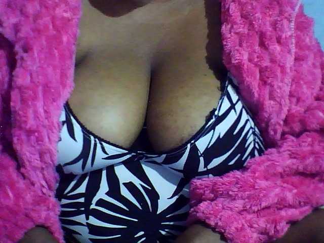 Kisshot2 live cam on BongaCams