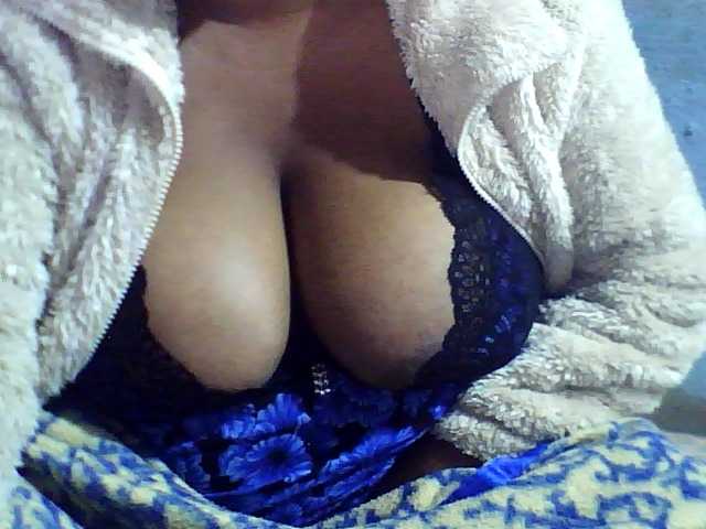 Kisshot2 live cam on BongaCams