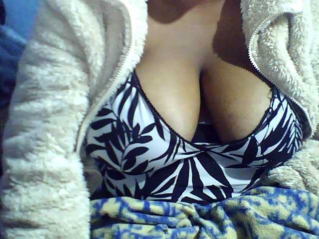 Kisshot2 live cam on BongaCams
