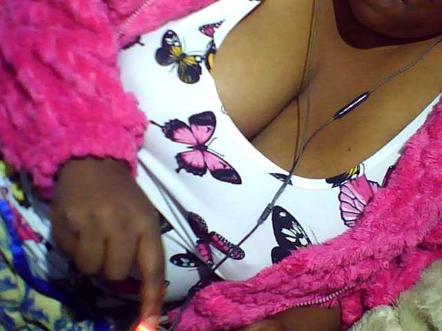 Kisshot2 live cam on BongaCams