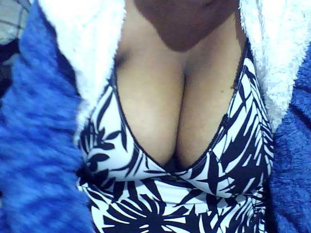 Kisshot2 live cam on BongaCams
