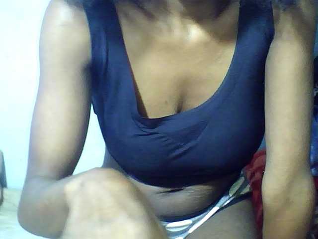 le modèle Kisshot2 est en webcam porno dans un show sur le site bongacams, il possède les tags suivants: Ebony,Brunette,Trimmed