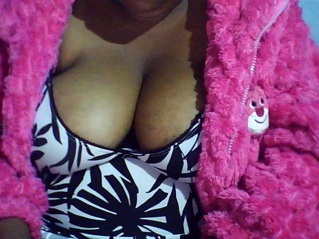 Kisshot2 live cam on BongaCams