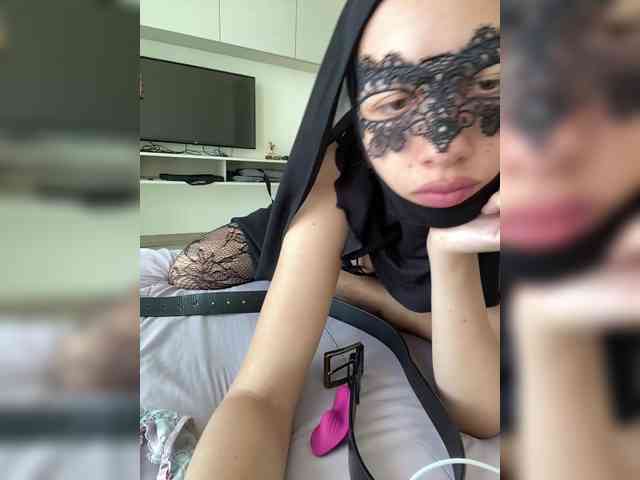 hiddenCrazySlut webcam