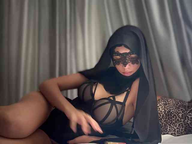 hiddenCrazySlut webcam