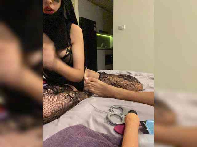 hiddenCrazySlut webcam